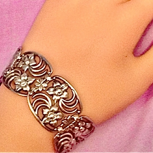 Antique Lotus Blossoms Bracelet - Picture 3 of 16